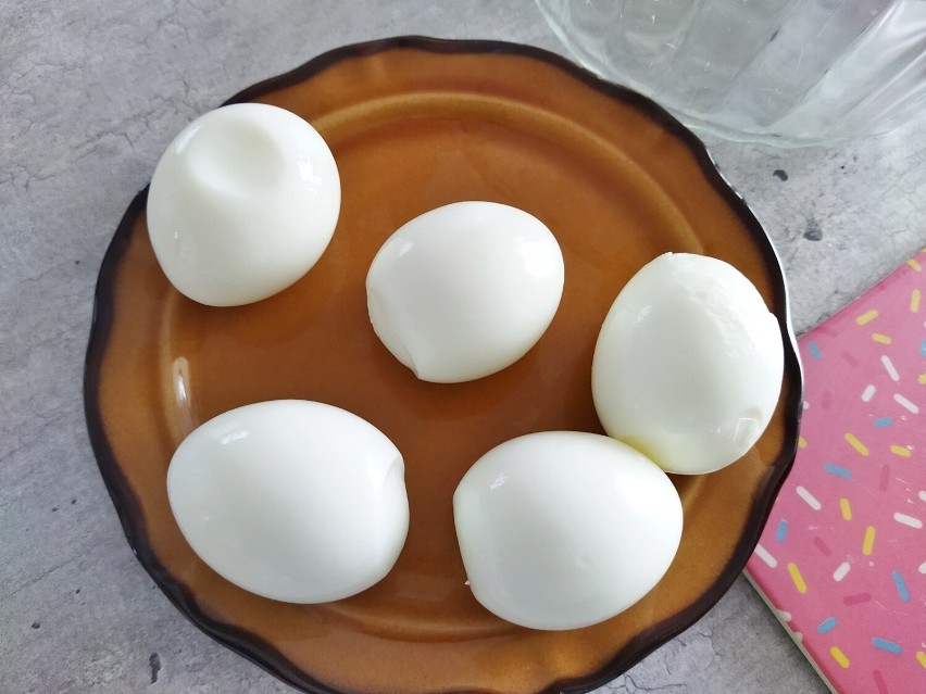 Do zrobienia sałatki potrzebujesz pięciu jajek ugotowanych...