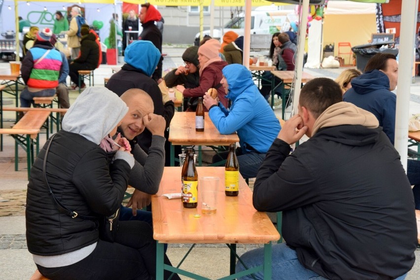Pogoda nie odstraszyła smakoszy piwa. W niedzielę Rynek w Kielcach podczas festiwlau piwa był pełen piwoszy. Zobacz zdjęcia