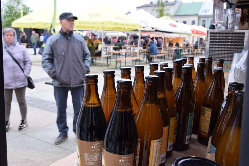 Pogoda nie odstraszyła smakoszy piwa. W niedzielę Rynek w Kielcach podczas festiwlau piwa był pełen piwoszy. Zobacz zdjęcia