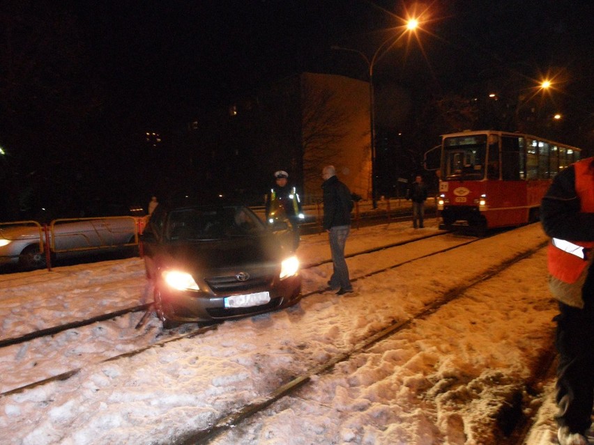 Sosnowiec: Samochód na torowisku zablokował ruch tramwajowy [ZDJĘCIA]