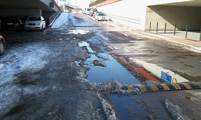 Pasażerowie narzekają na śnieg i lód przed dworcem Kaliskim