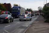 Wypadek w Kaliszu. Na Łódzkiej zderzyły się osobówka i dwie ciężarówki