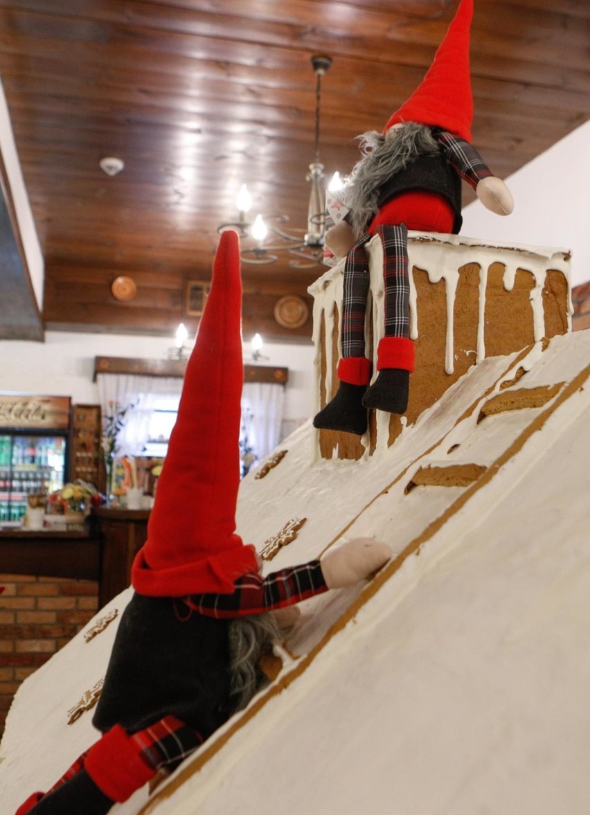 W Siedlisku Janczar w Pstrągowej powstała niezwykła świąteczna chatka z piernika [FOTO, WIDEO]