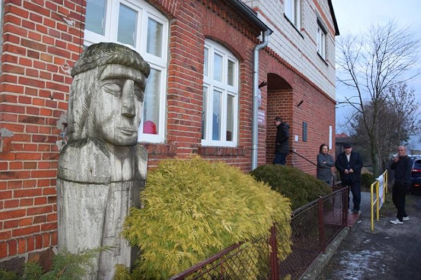 Wejście do szkoły w Januszkowie zdobi rzeźba Klemensa...