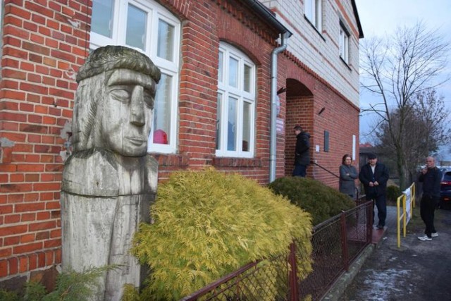 Wejście do szkoły w Januszkowie zdobi rzeźba Klemensa Janickiego - patrona placówki. Kolejne zdjęcia pokazują protest mieszkańców (podczas jednej z sesji Rady Miejskiej w Żninie), którzy nie godzą się na żadne zmiany i chcą pozostawienia szkoły we wsi.