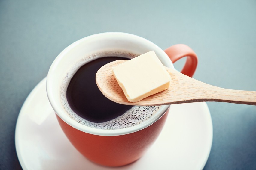 Kawę kuloodporną poleca się na śniadanie, ponieważ zawiera...