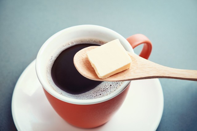 Kawę kuloodporną poleca się na śniadanie, ponieważ zawiera masło i jest sycąca.