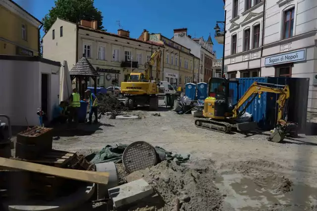 Ciężki sprzęt i  ekipy budowlane pracują przy przebudowie ul. Grunwaldzkiej w Rzeszowie.