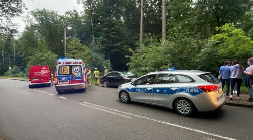 Samochód wjechał w pieszych w Stegnie. Dwie osoby trafiły do szpitala