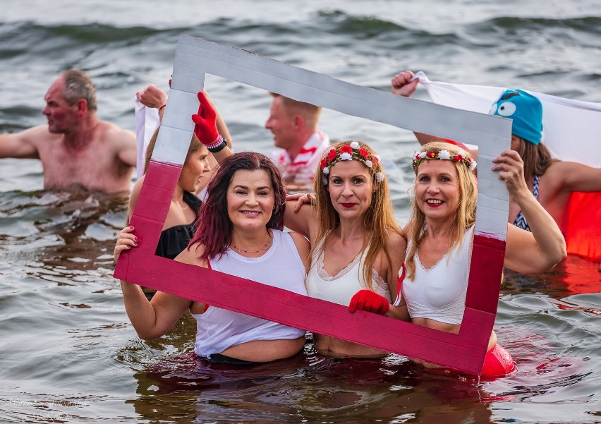 Giżycki Klub Morsów Zimny Ptak obchodził Święto Niepodległości w wodzie [Zdjęcia]