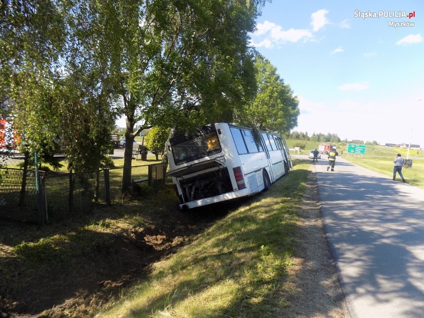 Rzeniszów. Autokar wpadł do rowu przed skrzyżowaniem  z DK91 ZDJĘCIA