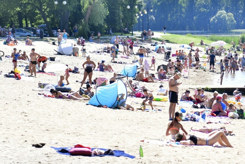 Upalny dzień w Radomiu. Wielu mieszkańców miasta szuka ochłody na Borkach