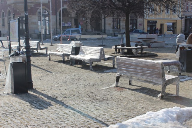 Rewitalizacja rynku w Tarnowskich Górach trwa. Ławki postawione, ale wciąż są ofoliowane. Prace bowiem jeszcze się nie zakończyły. Zobacz zdjęcia >>>