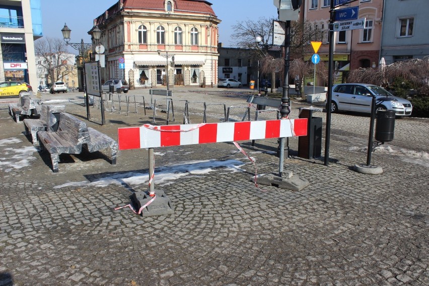 Rewitalizacja rynku w Tarnowskich Górach trwa. Ławki...