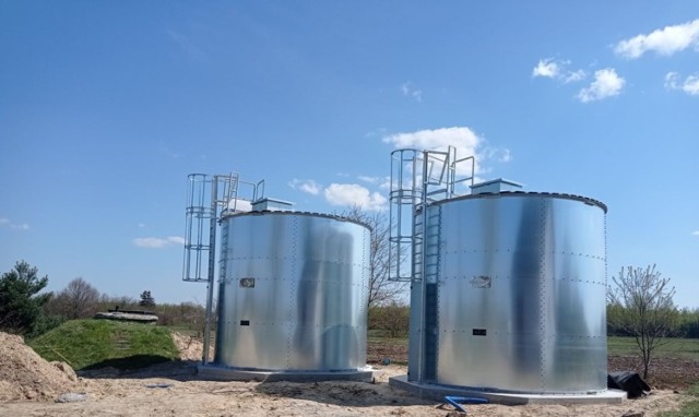 Wykonawca robót postawił  już nowe zbiorniki na wodę w Wołoskowoli.