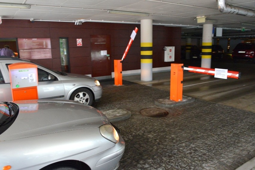 Parking w centrum Kielc z nowymi kasami i szlabanami. Będzie mniej awarii?
