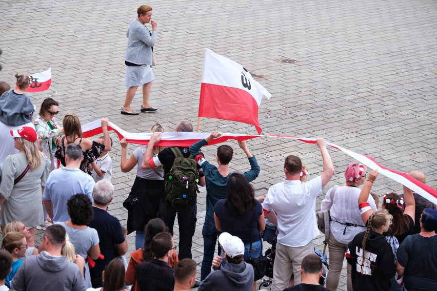 Żywy Znak Polski Walczącej na Placu Zamkowym. Mieszkańcy oddali hołd bohaterom Powstania Warszawskiego