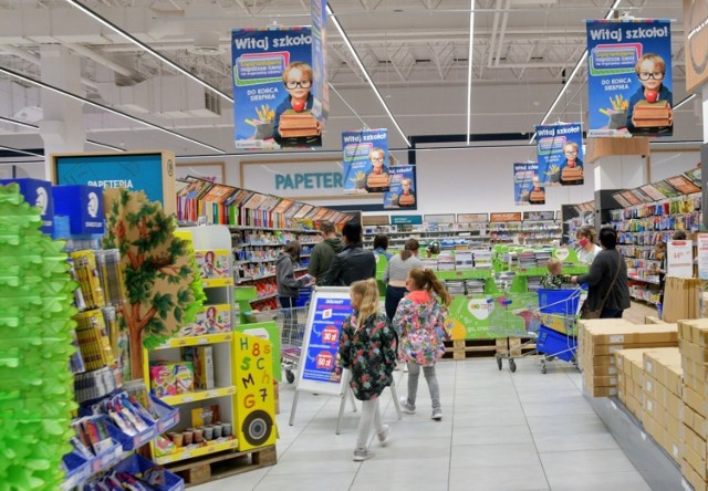 Wielkimi krokami zbliża się koniec wakacji. To oznacza, że czas już wybrać się na zakupy na nowy rok szkolny. W tym roku supermarket E.Leclerc w Radomiu przygotował dla swoich klientów bogatą ofertę artykułów szkolnych.