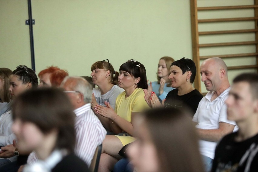 Legnica: Spektakl  "Swatanie na Honczariwce", dochód przeznaczony będzie na pomoc dla Ukrainy, zdjęcia