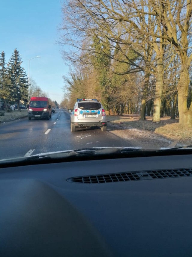 Potrącenie rowerzystki na ulicy Chrobrego w Sierakowie. Na miejscu pracują policjanci (19.03.2021).