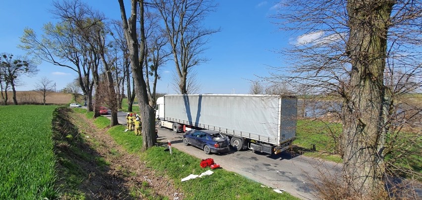 Wypadek w Łasinie. Samochód zderzył się z ciężarówką [zdjęcia]