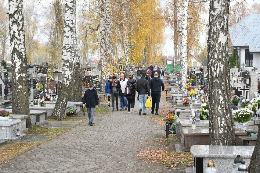 Na cmentarzu przy ulicy Zagnańskiej w Kielcach, w niedzielę,...