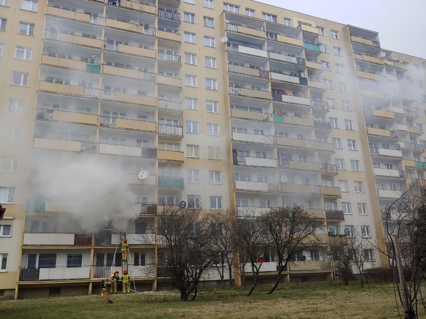 W mieszkaniu na pierwszym piętrze wieżowca przy ulicy...