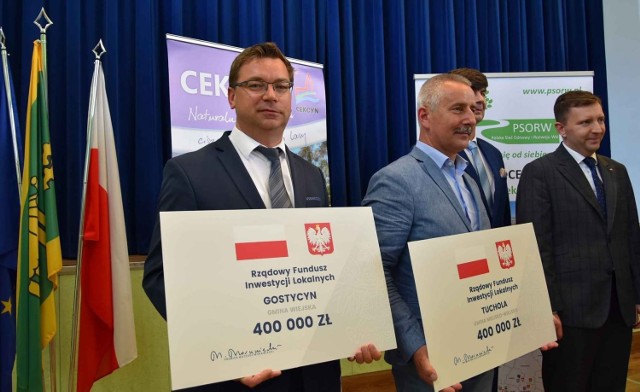 Symboliczne czeki z dofinansowaniem RFIL na tereny popegeerowskie dla samorządów z powiatu tucholskiego przywiózł minister Łukasz Schreiber