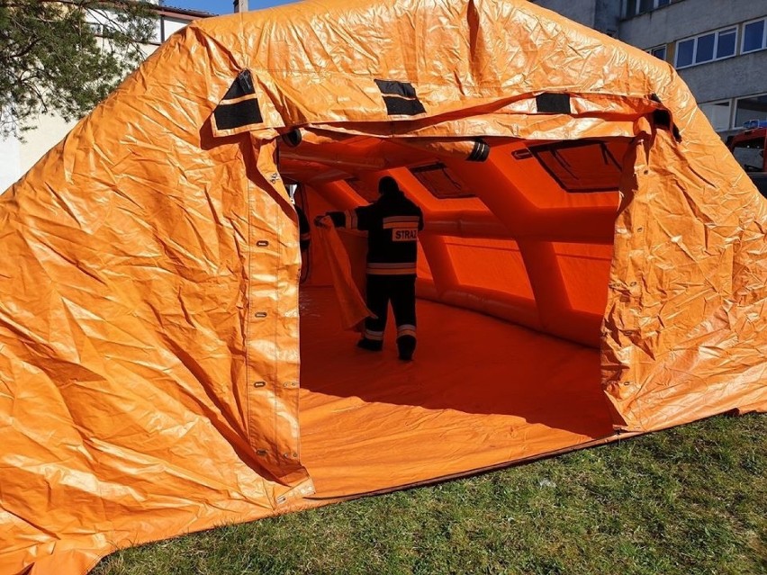 Rozstawianie namiotu pod szpitalem w Wadowicach