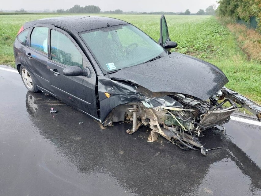 Wypadek na DW nr 434. W Borgowie czołowo zderzyły się dwa pojazdy. Jedna osoba została ranna