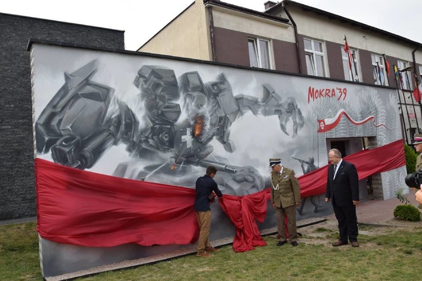 Niezwykły mural powstał przy muzeum w Mokrej. Zaprojektował go twórca monumentalnych częstochowskich murali ZDJĘCIA 