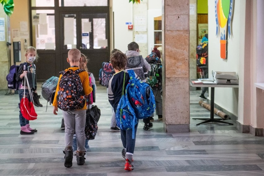 Od 4 maja dzieci z klas 1-3 będą uczyć się stacjonarnie w...