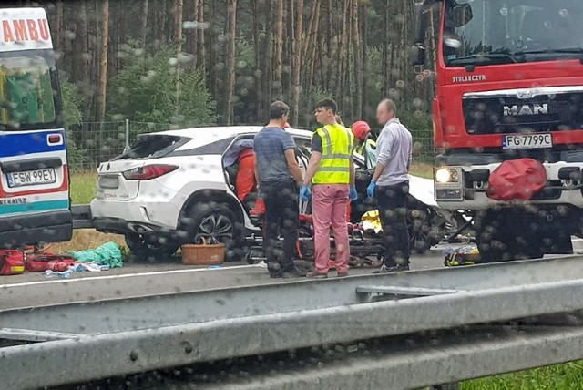 Do śmiertelnego wypadku doszło w sobotę, 23  czerwca na 163 kilometrze drogi S3 na wysokości Osogóry (powiat świebodziński). Zderzyły się trzy samochody osobowe. Droga została całkowicie zablokowana. Dla kierowców, którzy udają się w tamtym kierunku zalecany jest objazd "starą trójką". Na miejscu interweniowała policja, straż pożarna, pogotowie ratunkowe oraz śmigłowiec lotniczego pogotowia ratunkowego. Utrudnienia mogą potrwać nawet do godziny 20.00.



Do śmiertelnego wypadku doszło w sobotę, 23 czerwca, na S3 na odcinku Świebodzin-Sulechów. Kierujący mercedesem jadąc pod prąd uderzył czołowo w lexusa. Na miejscu zginął kierowca mercedesa. Ciężko ranny kierowca lexusa została śmigłowcem zabrany do szpitala.

Do tragedii doszło około godz. 16.30. Kierowca mercedesa jechał pod prąd w kierunku Świebodzina trasą ekspresową S3. Najprawdopodobniej dostał się na nią na wysokości Sulechowa. Na odcinku na wysokości Osogóry czołowo uderzył w jadącego prawidłowo lexusa, którego kierowca nie był w stanie uniknąć zdarzenia.



Zdarzenie potwierdził nam sierż. sztab. Marcin Ruciński, oficer prasowy świebodzińskiej komendy policji. - W wyniku tego zdarzenia kierujący pojazdem typu Mercedes, który poruszał się na trasie pod prąd, poniósł śmierć na miejscu. A kierujący Lexusem lotniczym pogotowiem ratunkowych został przetransportowany do szpitala w Zielonej Górze. Na ten moment  trwają czynności zmierzające do wyjaśnienia okoliczności wypadku - dodaje funkcjonariusz. 

Trasa S3, kierunek na Zieloną Górę pomiędzy Świebodzinem a Sulechowem jest całkowicie zablokowana, a  na trasie Sulechów - Świebodzin  ruch odbywa się tylko pasem wolnym, ponieważ na  pasie szybkiego ruchu leżą części pojazdów biorących udział w wypadku. 

Autor: Piotr Jędzura, Renata Zdanowicz, Michał Korn