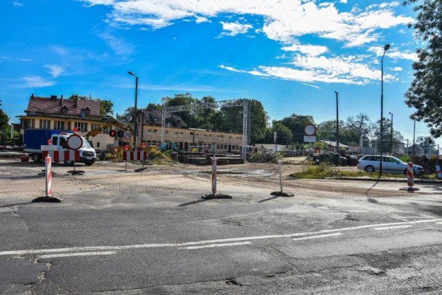 WZDW ogłosiło przetarg na remont kolejnego odcinka ulicy B. Chrobrego w Szamotułach. Obejmować ma on najbardziej zniszczony fragment drogi - od wyremontowanego  w roku ubiegłym, do torów kolejowych