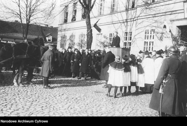 Przemówienie burmistrza Wolsztyna podczas uroczystości na rynku. Widoczni m.in. żołnierze, duchowni, ministranci - pogrzeb poległych powstańców wielkopolskich.
Daty: 1928 - 1928