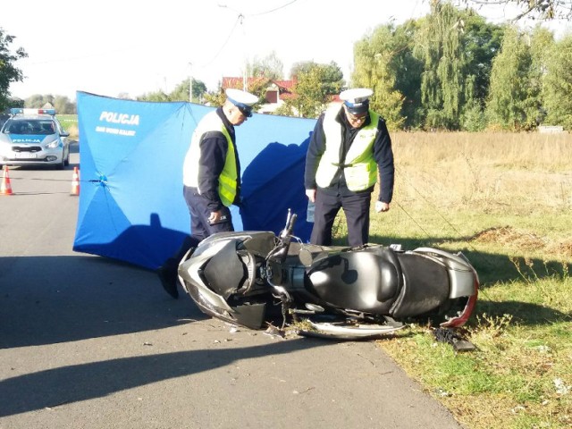 Śmiertelny wypadek w Sierzhcowie pod Kaliszem. Motocyklista uderzył w drzewo