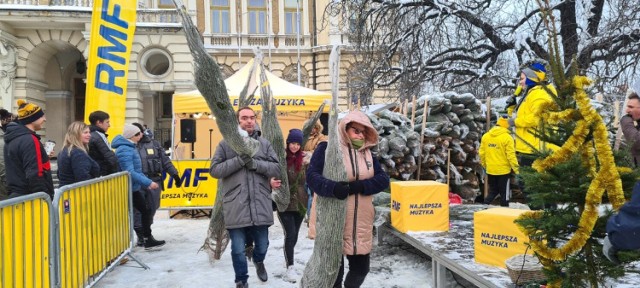 Sądeczanie odbierali choinki od radia RMF