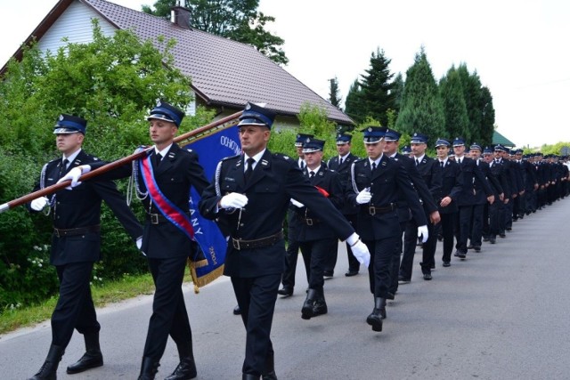 Uroczysty przemarsz strażaków przez Stany na uroczystość upamiętniającą setną rocznicę istnienia straży.