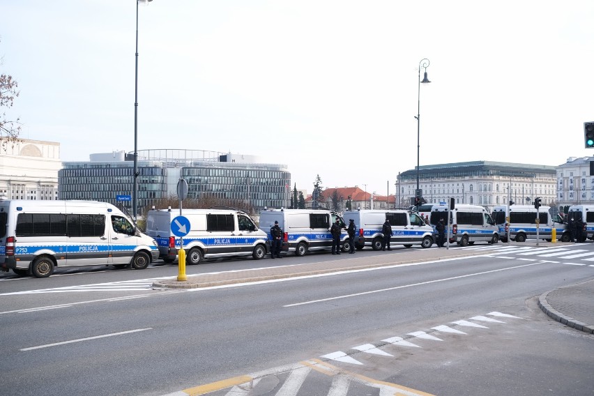 Rocznica katastrofy smoleńskiej. Plac Piłsudskiego szczelnie otoczony przez policję