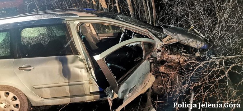 Rozwalił auto na drzewie, bo miał 3 promile. Obok siedziała jego ciężarna partnerka. To mogło skończyć się tragicznie