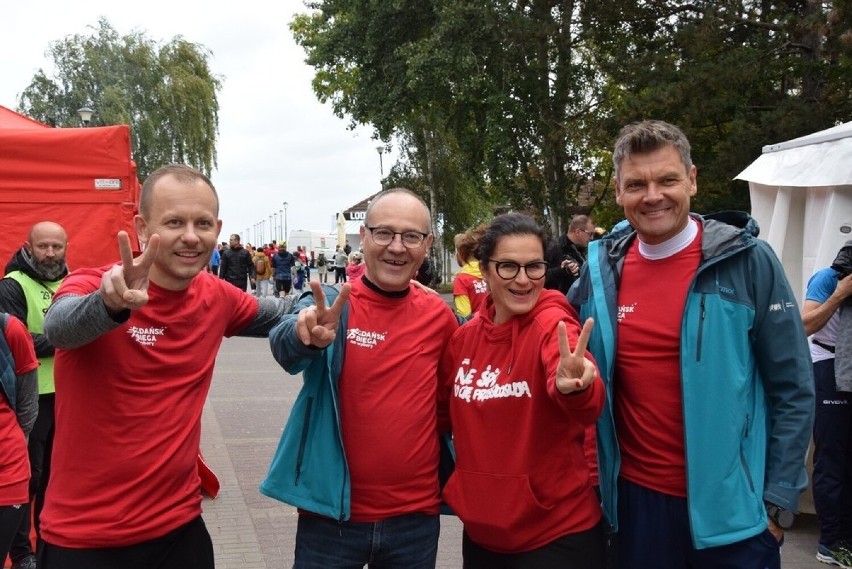 Gdańsk biega - na wybory. Rekreacyjne zawody na plaży w Brzeźnie przyciągnęły aż tysiąc biegaczy ZDJĘCIA
