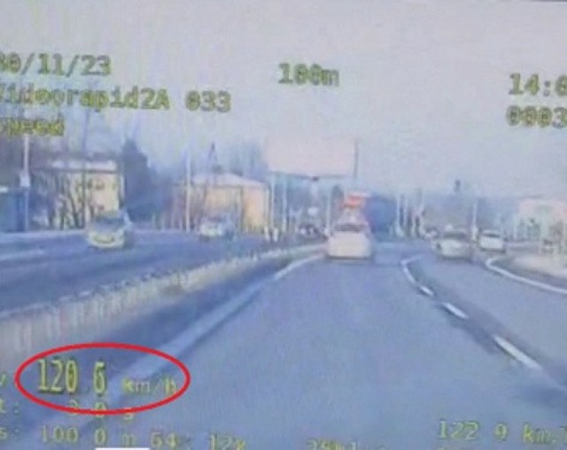Policjanci zarejestrowali szaleńczą jazdę kierowcy z powiatu myszkowskiego na DK86 

Zobacz kolejne zdjęcia/plansze. Przesuwaj zdjęcia w prawo naciśnij strzałkę lub przycisk NASTĘPNE