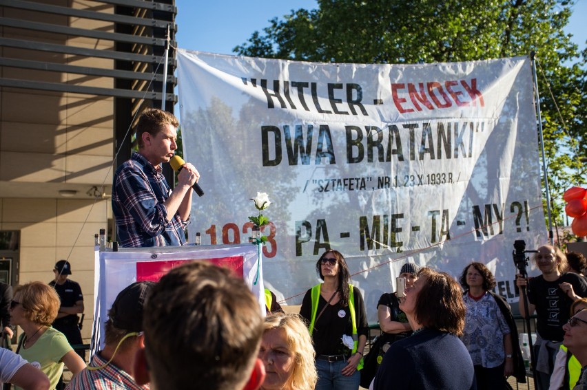 Protest przed Teatrem Powszechnym. Manifestanci odpalili...