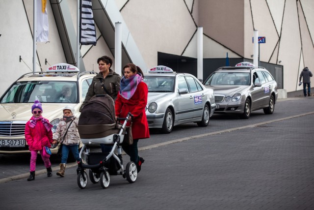 Zapakować wózek do bagażnika, pomóc przymocować fotelik - to zapewnią nasi taksówkarze. Ale już fotelika nie mają w aucie