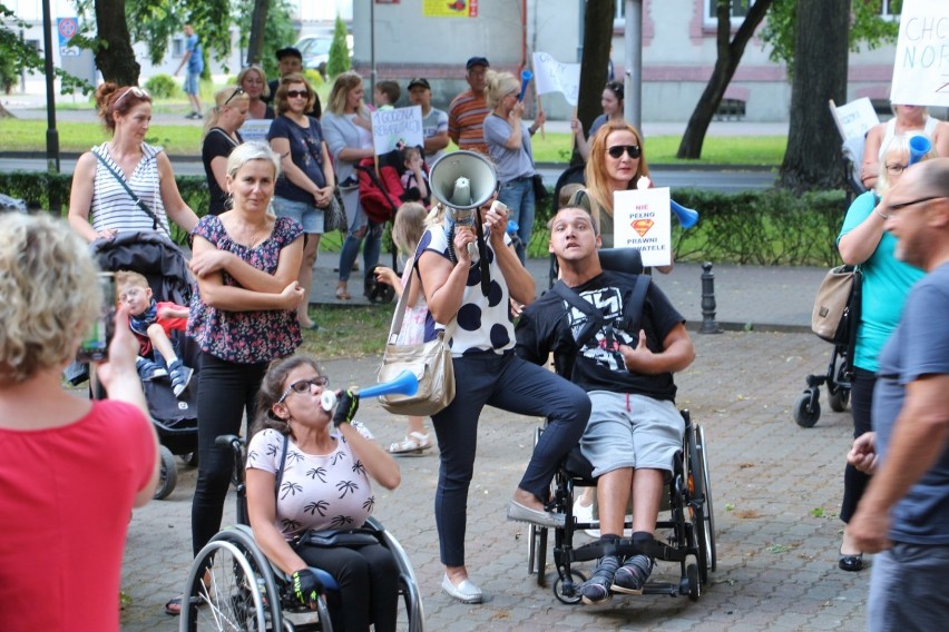 Przemarsz niepełnosprawnych ulicami miasta. Złotów solidaryzuje się z protestującymi w Sejmie [FOTO, WIDEO]