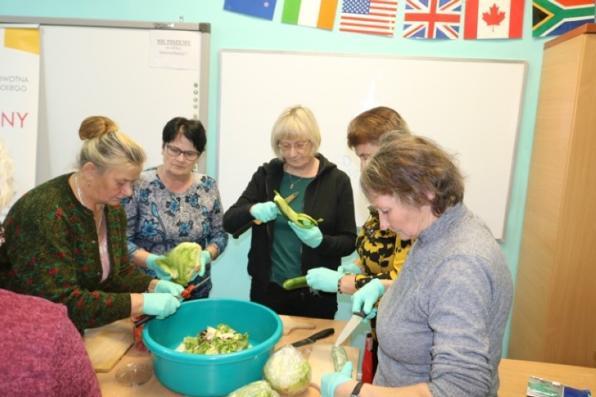 Warsztaty „Zdrowy styl życia i jedzenia" w Kraśniku. Uczestnicy wspólnie przygotowali zdrowe przekąski