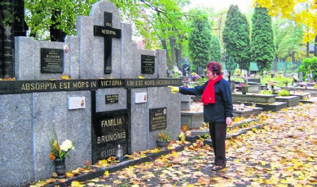 Na starym cmentarzu w śródmieściu nie sposób nie zauważyć grobowca rodziny Kuderów. Pani Janina Warias znała osobiście lekarkę Marylę Kuderę.