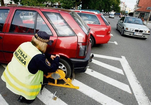 Problem z parkingami przy pl. Grunwaldzkim powoduje, że auta stają, gdzie popadnie