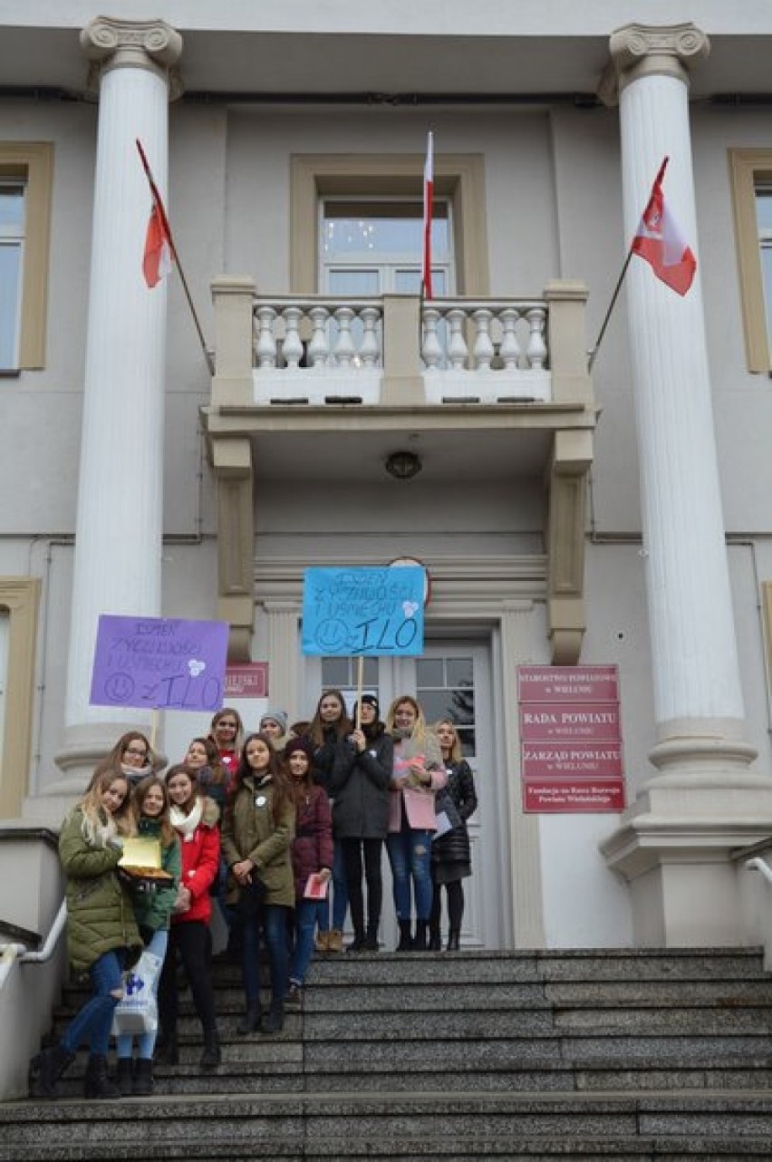 Dziś Dzień Życzliwości i Uśmiechu. Uczniowie I LO odwiedzili naszą redakcję[FOTO]