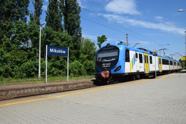 Pociąg Kolei Śląskich na stacji w Mikołowie